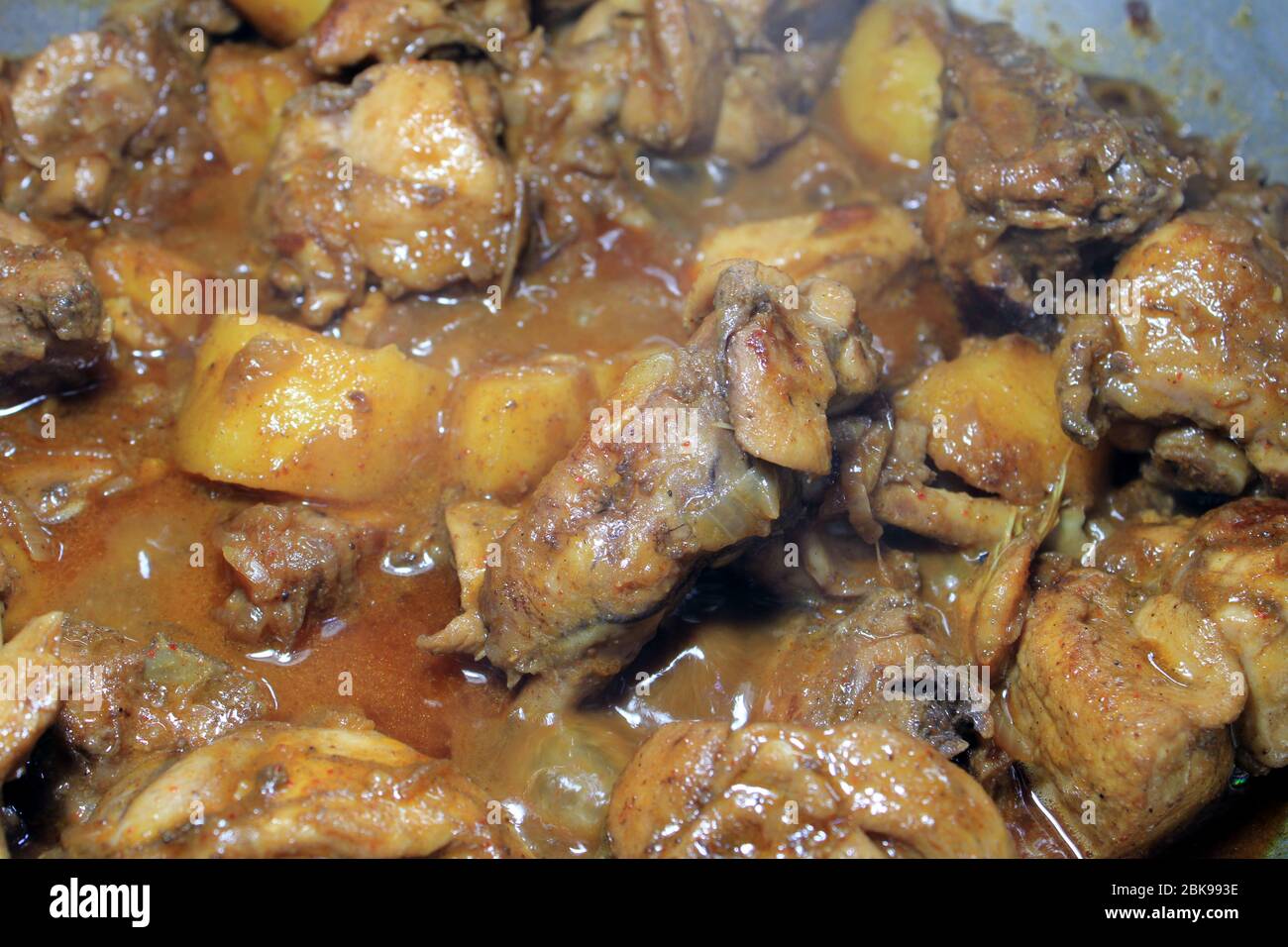 Brodo di pollo bollito. Curry di pollo caldo e piccante. Foto Stock
