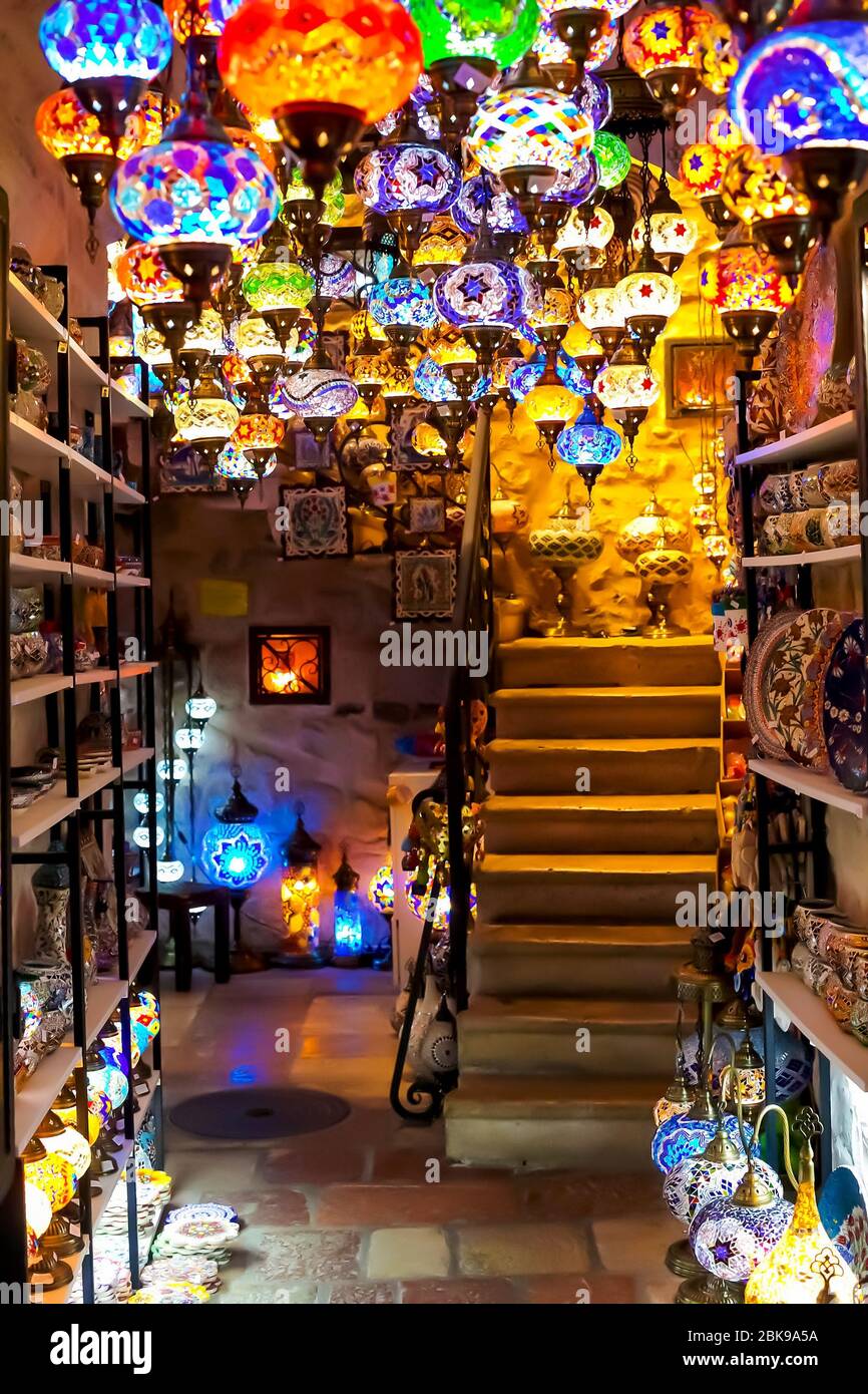 Negozio di articoli da regalo con una varietà di lampade turche in vendita.  Lo sfondo è sfocato, fuori fuoco. Kotor, Montenegro Foto stock - Alamy