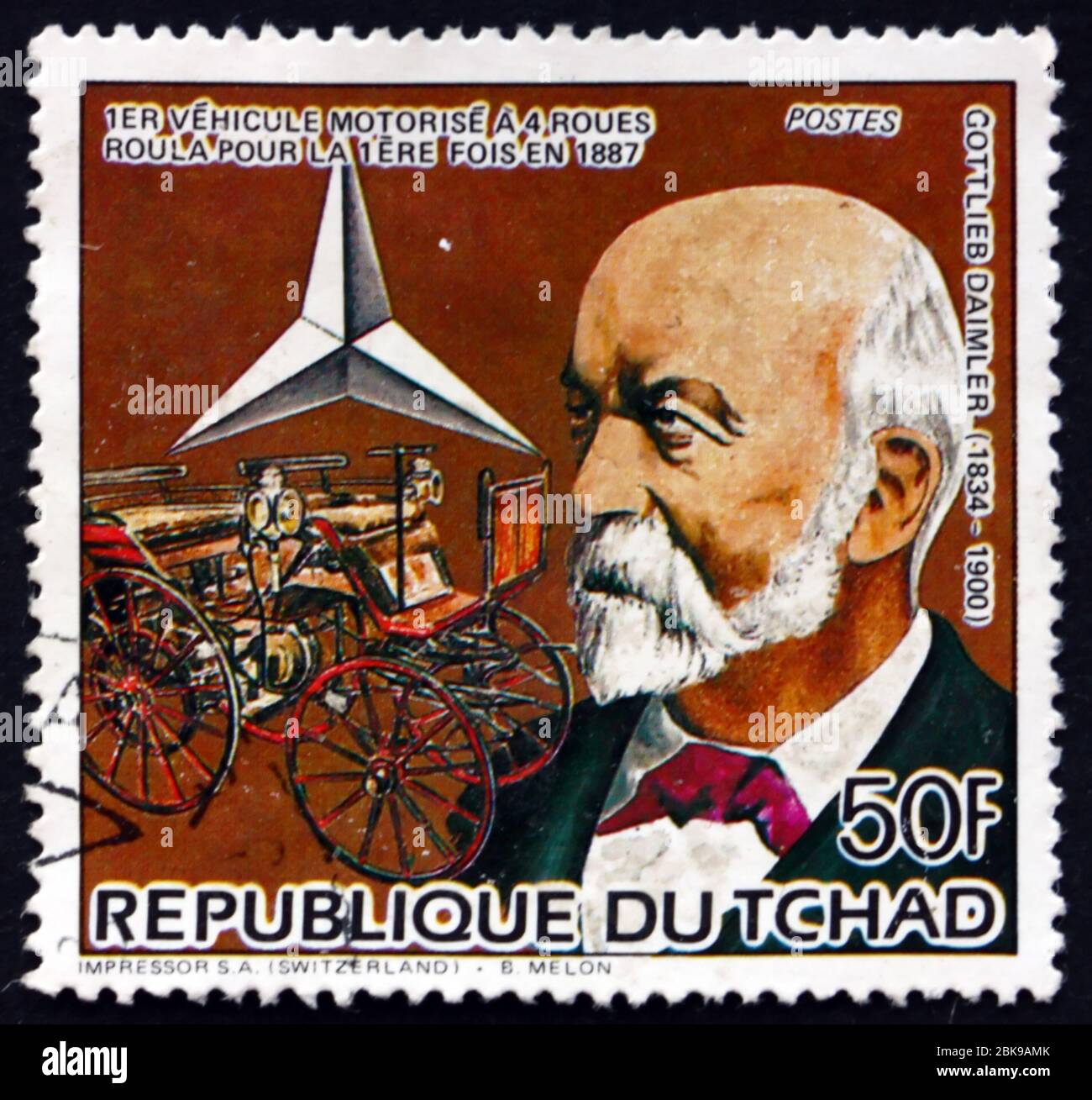CIAD - CIRCA 1985: Un francobollo stampato in Ciad mostra Gottlieb Daimler, pioniere tedesco dello sviluppo dell'automobile, e 1887 Motor Carriage, circa 1985 Foto Stock