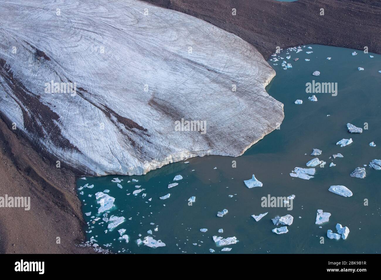 Ghiacciaio che raggiunge l'acqua, Ellesmere Island, Canada Foto Stock