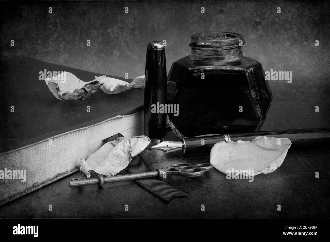 Romantica vecchia vintage ancora vita immagine di scrittura parafrenalia tra cui fontana penna inchiostro bottiglia e giornale libro Foto Stock