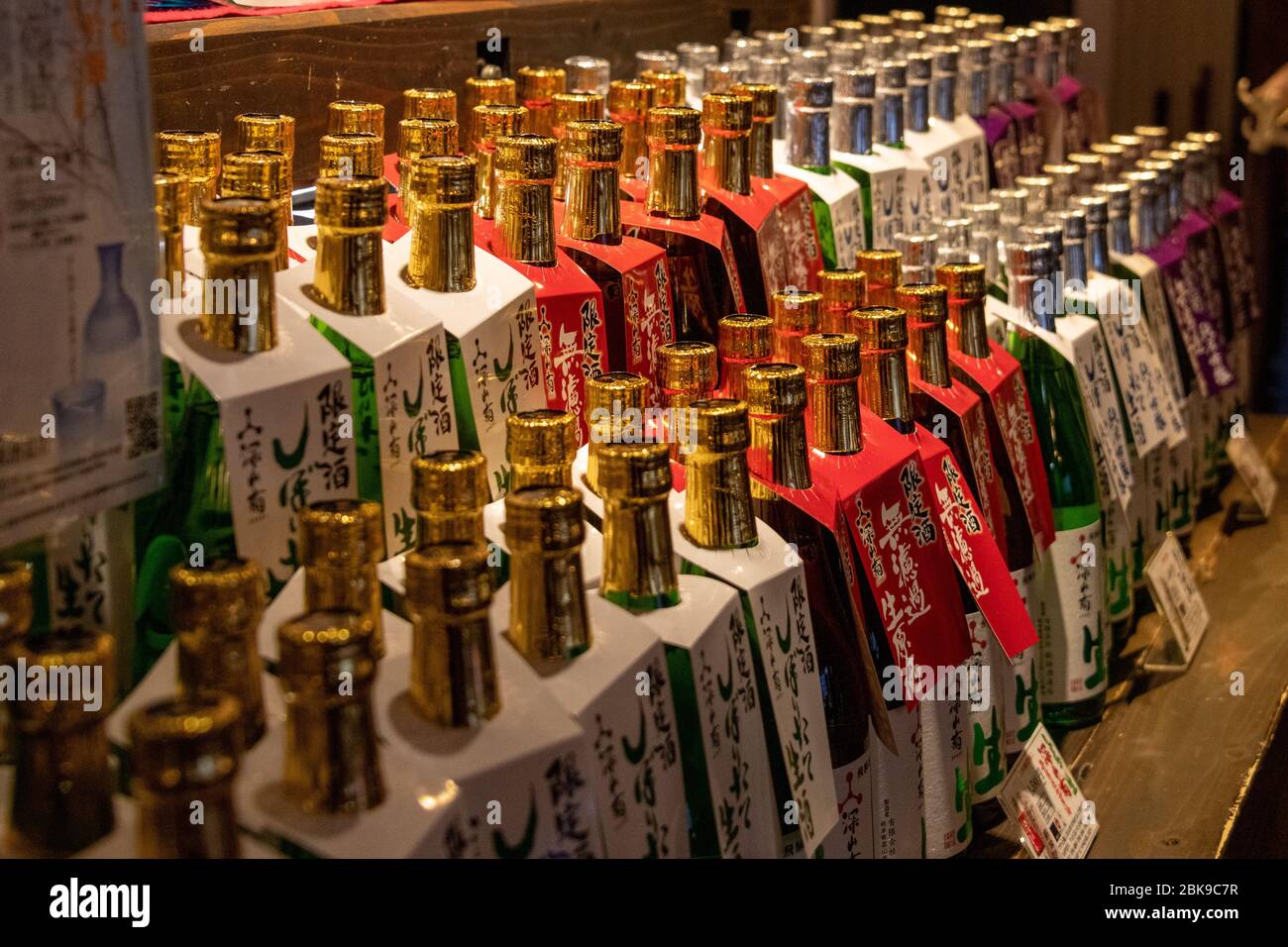 Bottiglie di sake in Shops, Takayama, Giappone Foto Stock