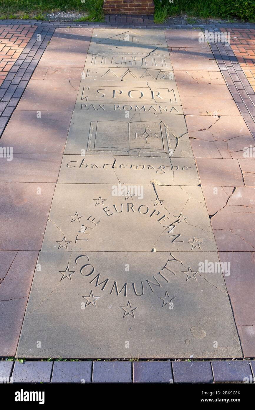 Pannelli scolpiti che mostrano i legami di Basingstoke con l'Europa. Qui è scritto Comunità europea, Carlo Magno e lingue europee, francese, latino e greco Foto Stock