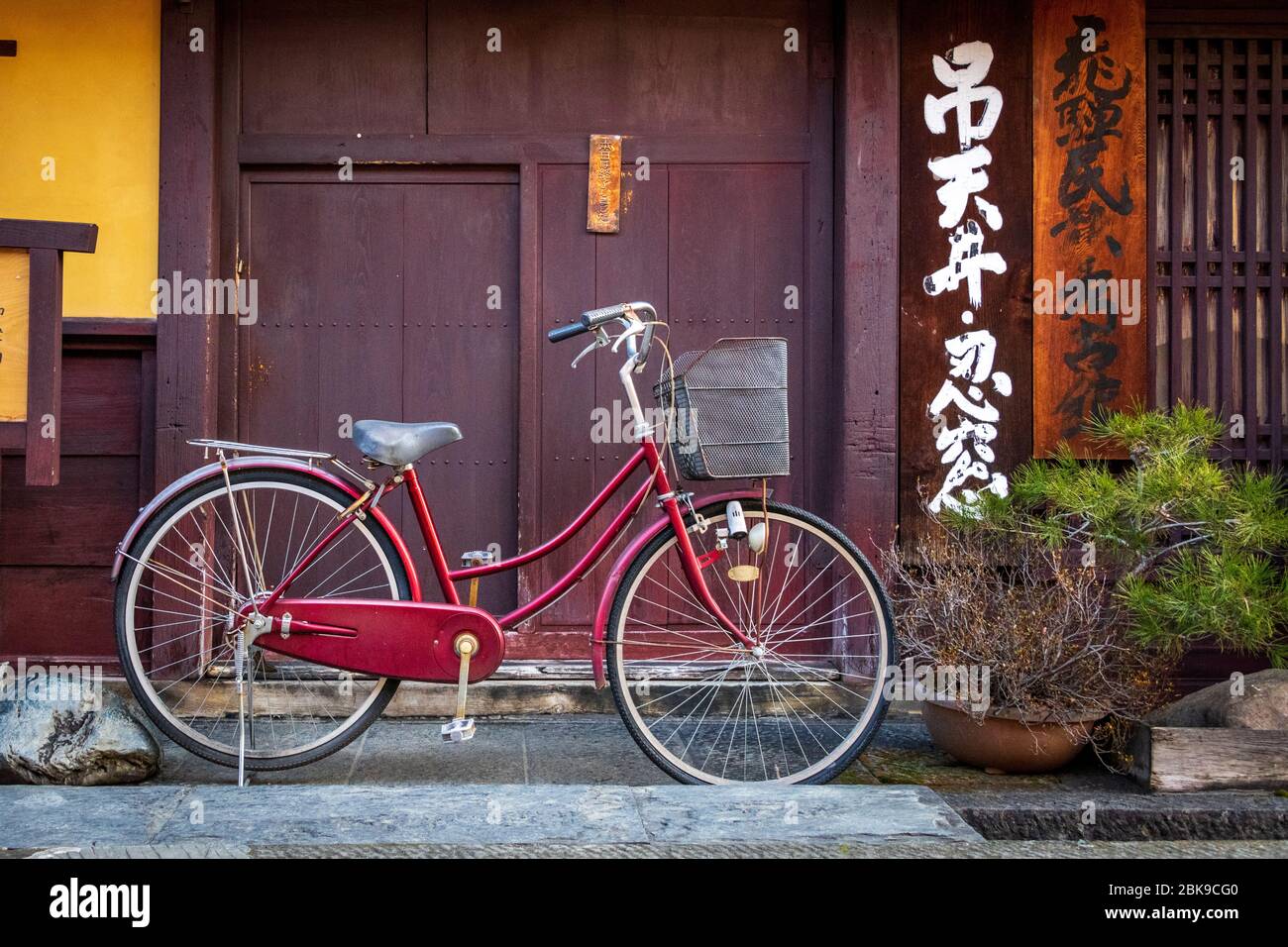 Bicicletta e Bonsai a Takayama, Japam Foto stock - Alamy