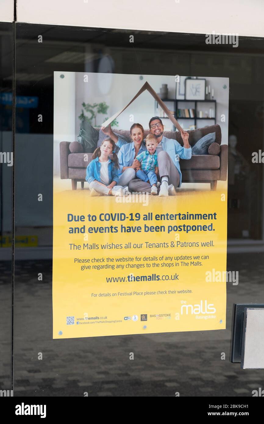 Un poster che informa che a causa di Covid 19 tutti gli intrattenimenti e gli eventi sono stati posticipati. Maggio 2020, The Malls, Basingstoke, UK Foto Stock