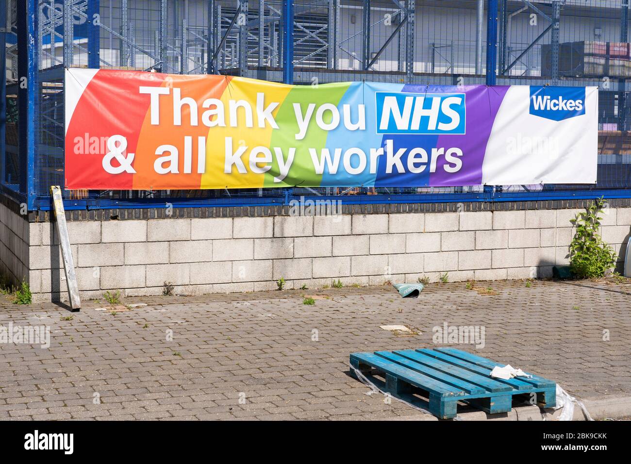Un banner presso il fornitore di materiali da costruzione fai da te di Wickes, ringraziando l'NHS e tutti i principali lavoratori durante la pandemia Coronavirus Covid-19, Basingstoke, Regno Unito Foto Stock