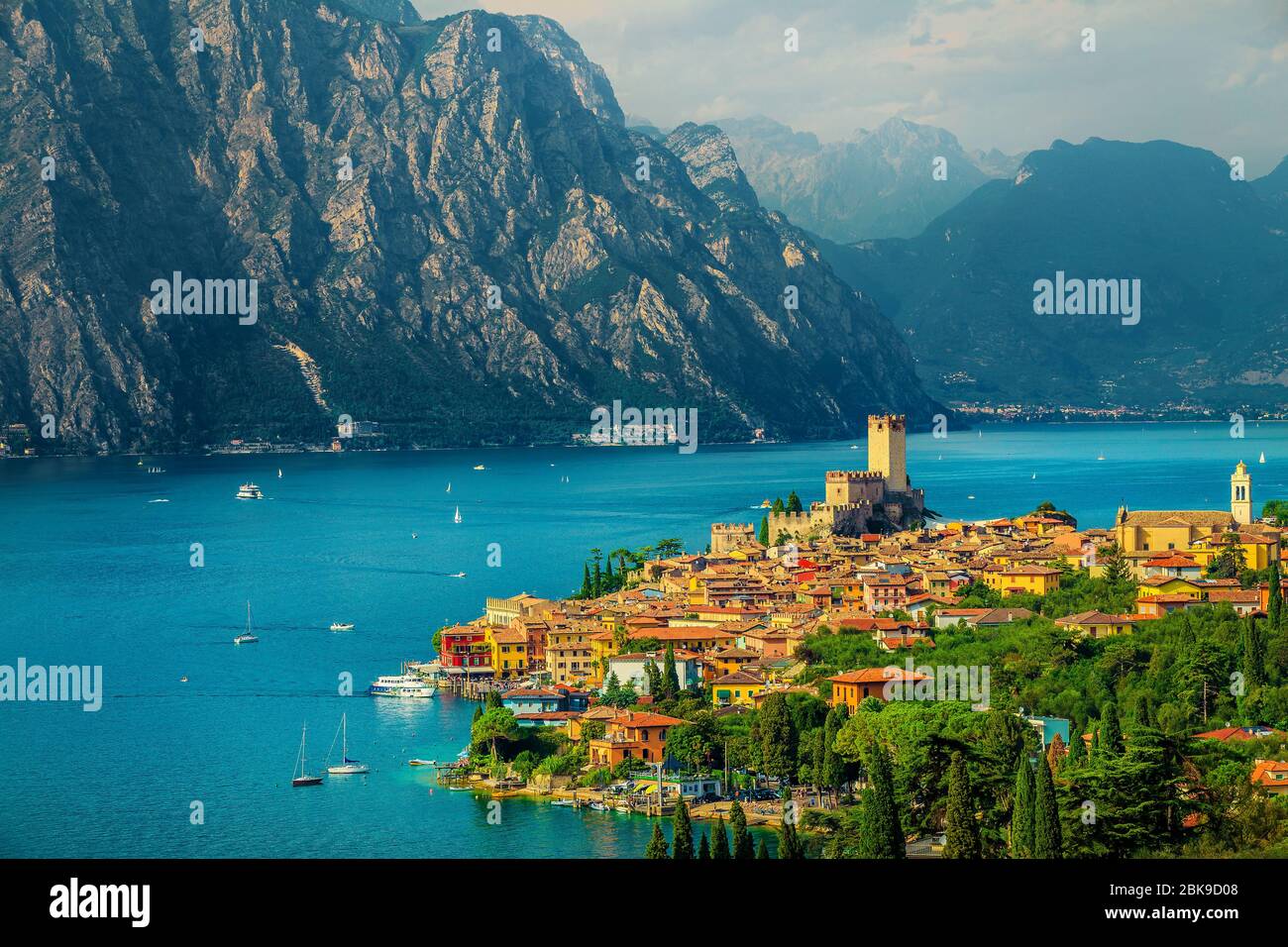 Fantastico luogo di vacanza estivo, bella Malcesine mediterraneo paesaggio con edifici colorati vista dalla collina, lago di Garda, Italia, Europa Foto Stock