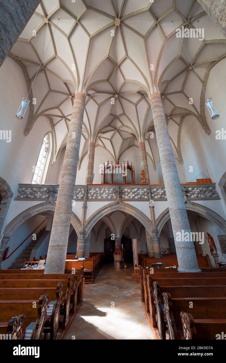 Vista interna della chiesa cattolica del XV secolo Mariä Heimsuchung a Zell am Pettenfirst, Austria, e del suo organo a tubo nella sezione posteriore Foto Stock