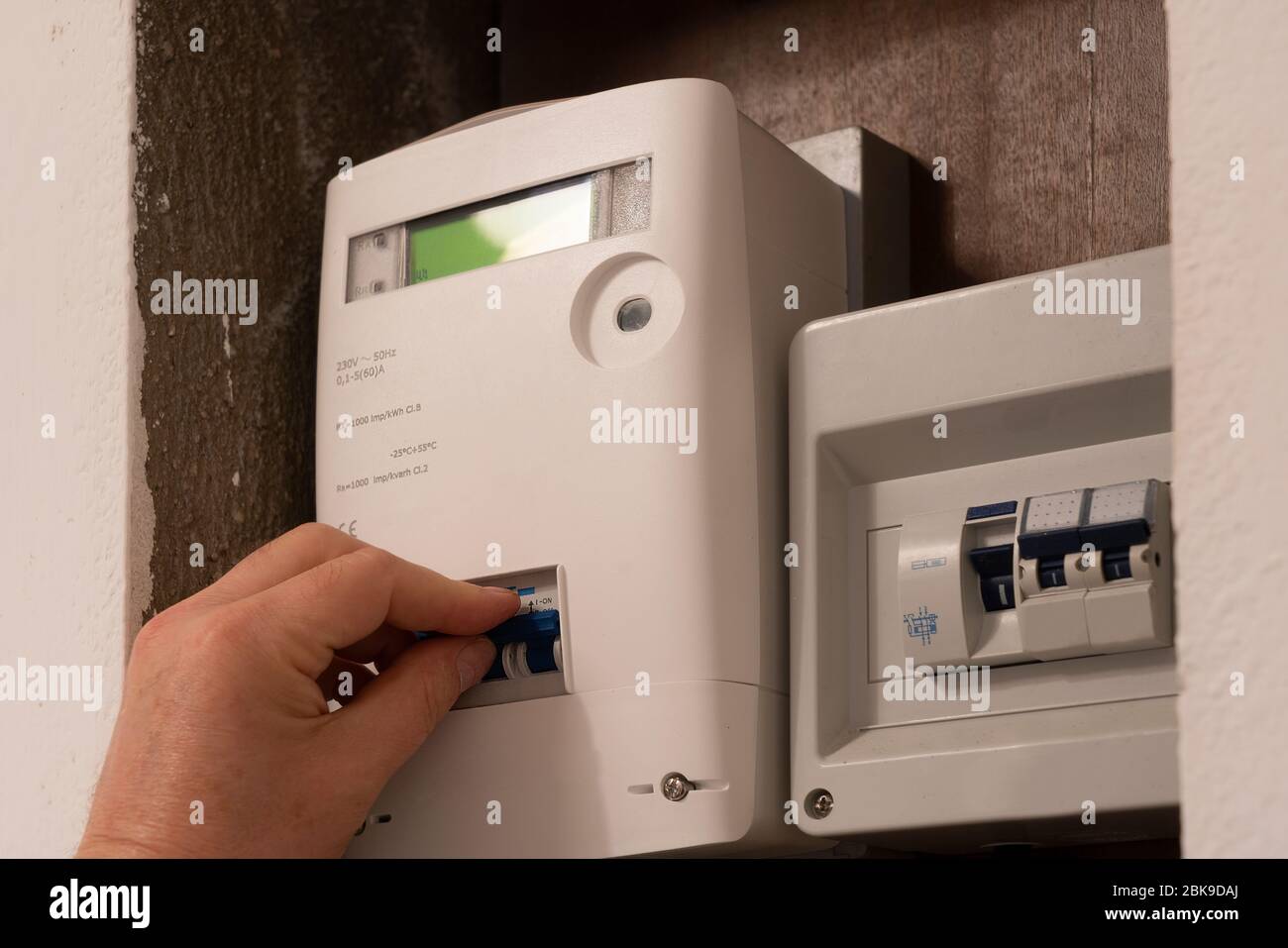 attivare l'interruttore principale dell'elettricità in una casa Foto Stock