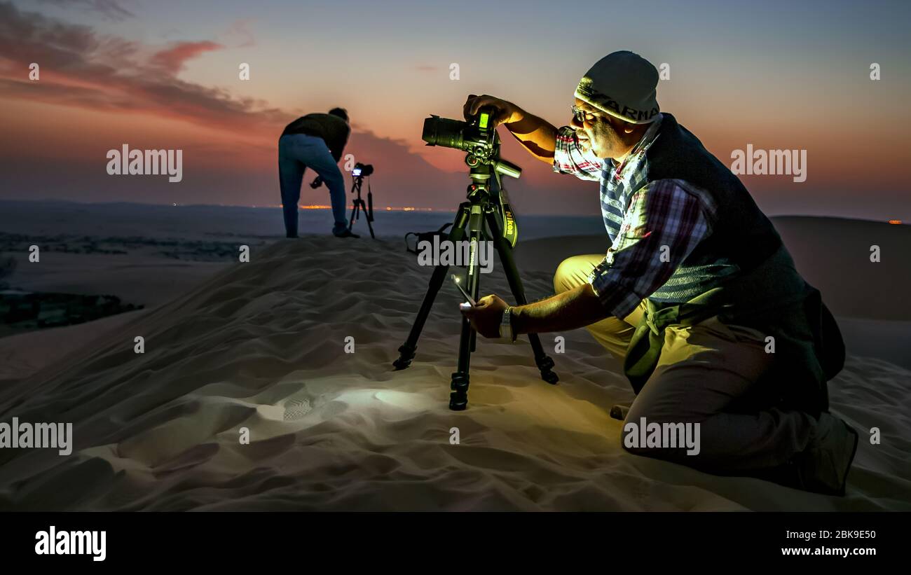 Fotografo di avventura nel deserto Dammam in Arabia Saudita Foto Stock