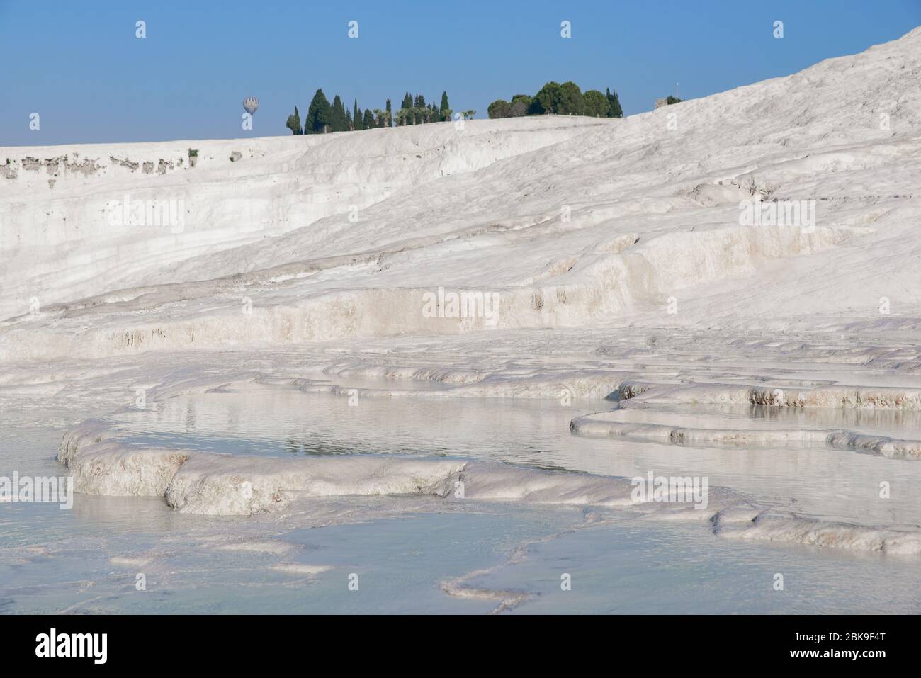 Formazioni di terrazza in travertino e piscine a Pamukkale (castello di cotone), Denizli, Turchia Foto Stock