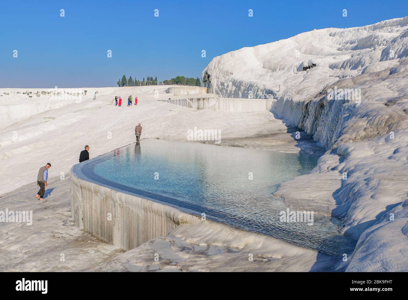 Formazioni di terrazza in travertino e piscine a Pamukkale (castello di cotone), Denizli, Turchia Foto Stock