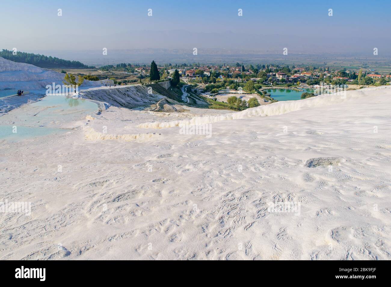 Formazioni di terrazza in travertino e piscine a Pamukkale (castello di cotone), Denizli, Turchia Foto Stock