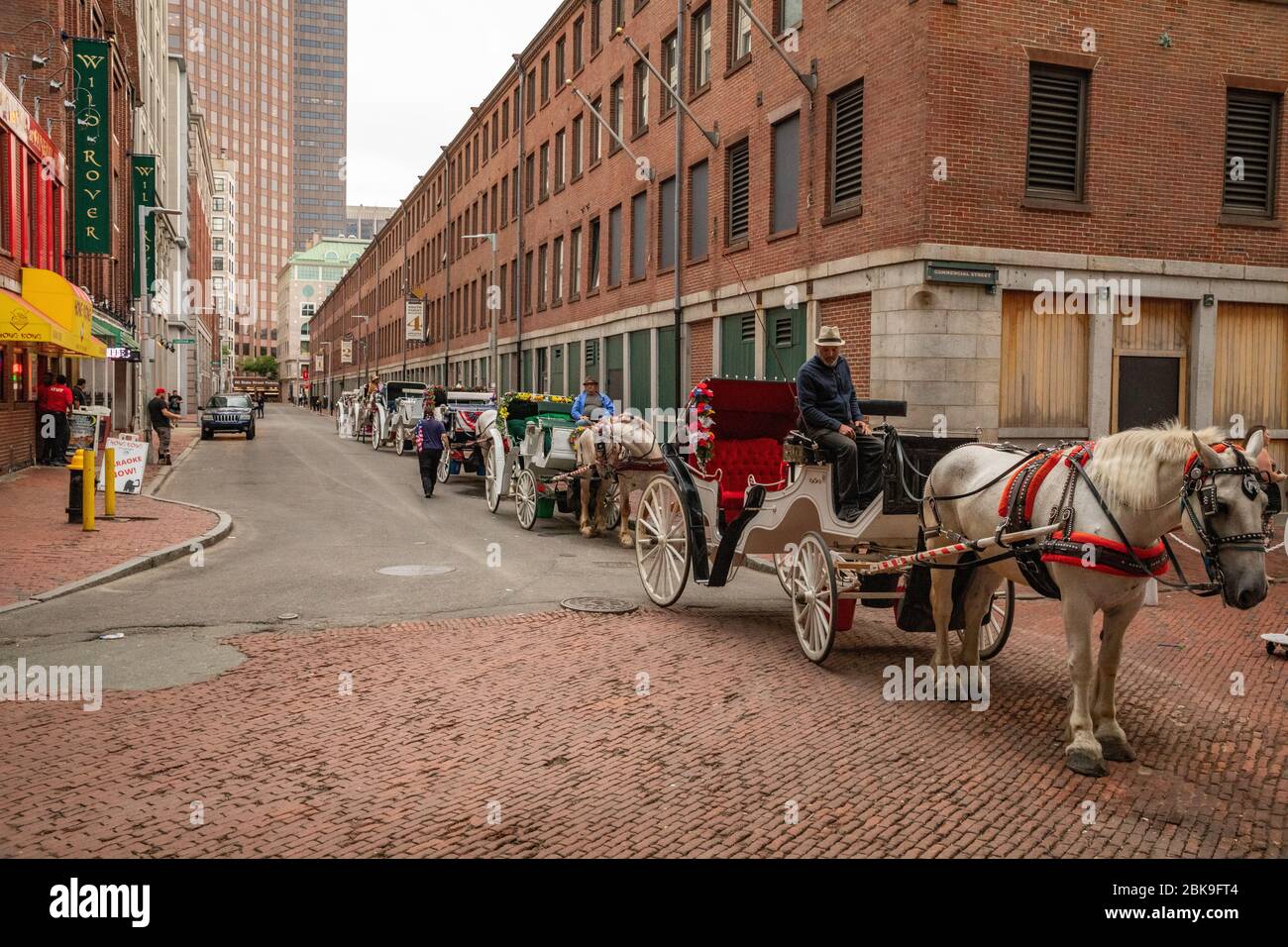 Boston, Massachusetts, USA-luglio, 14,2018:Hansom cabs - carri trainati da cavalli con due ruote - popolare durante l'era vittoriana, che si aggrappa sopra il più ciottolo Foto Stock