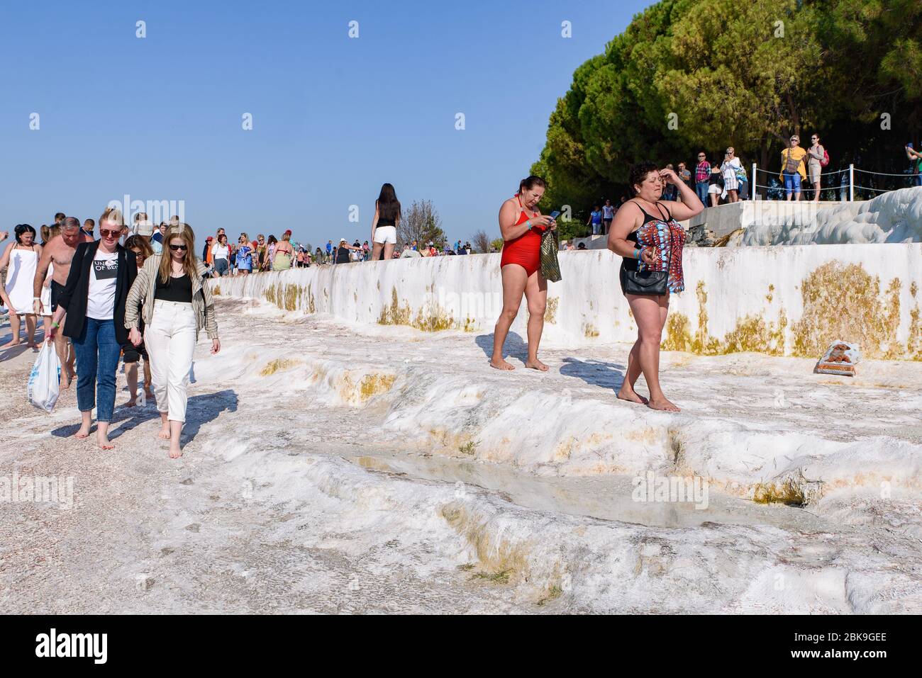 Turisti a Pamukkale (castello di cotone), Denizli, Turchia Foto Stock