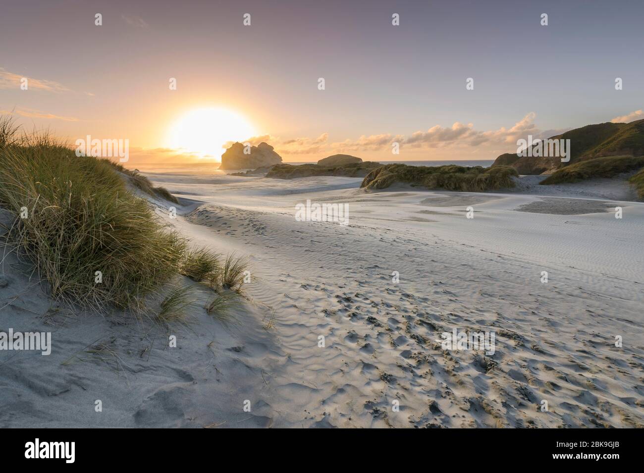 Dune di sabbia al tramonto, Wharariki Beach Puponga, North West Nelson Conservation Park, Tasman, South Island, Nuova Zelanda Foto Stock