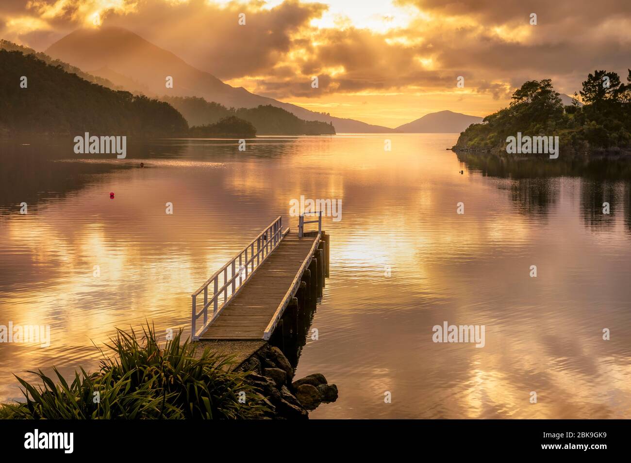 Tramonto a un molo a Elaine Bay, French Pass, Marlborough, South Island Nuova Zelanda Foto Stock