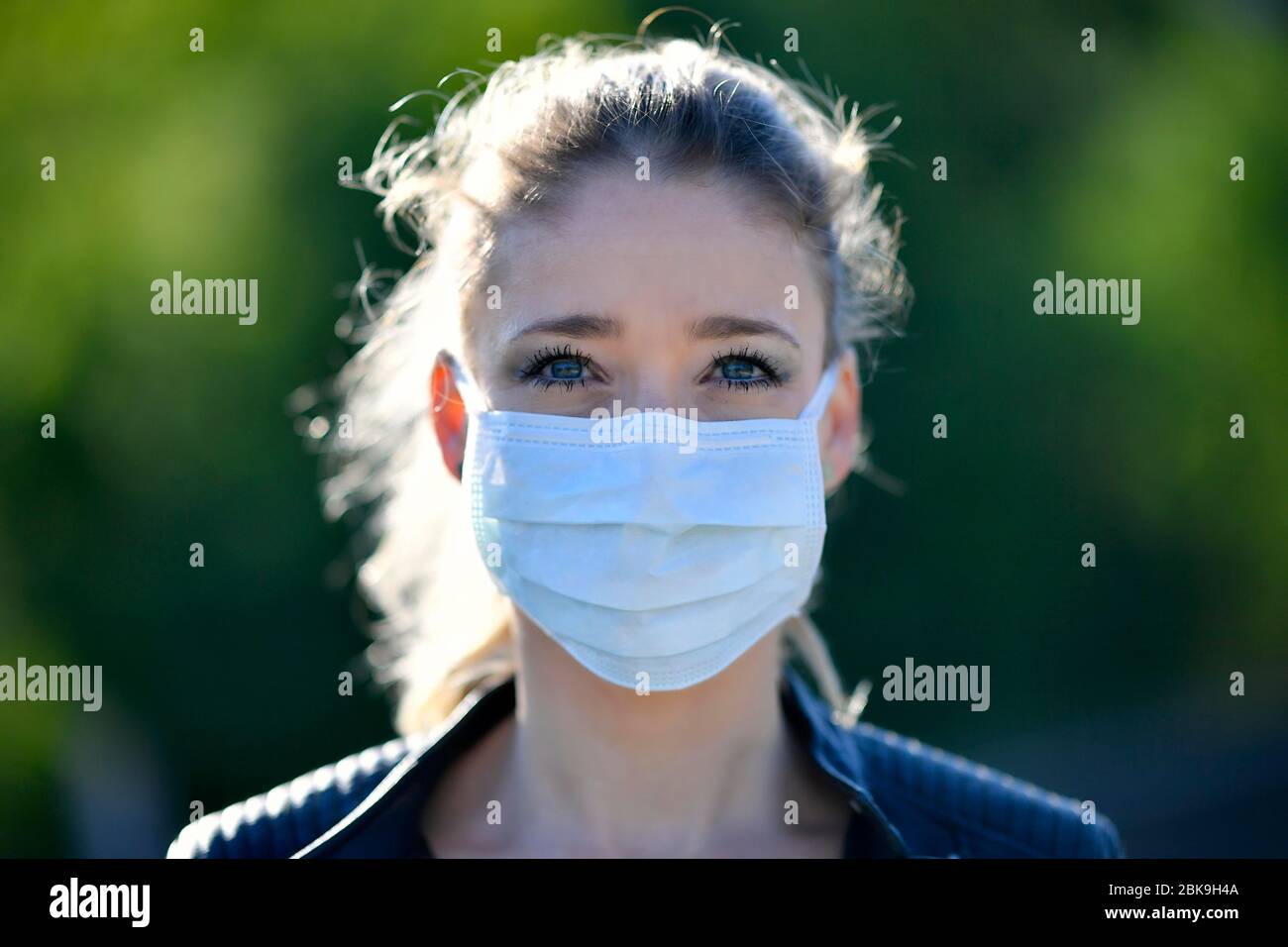 Donna con maschera facciale, ritratto, corona crisi, Stoccarda, Baden-Wuerttemberg, Germania Foto Stock