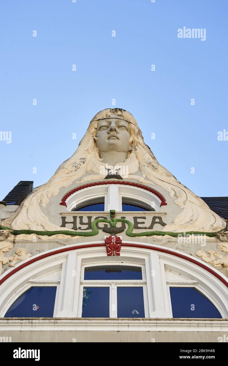 Art Nouveau Gable nella Via della Conferma a Coblenza, Hygiea, patrona dei farmacisti. Coblenza, Renania-Palatinato, Germania Foto Stock
