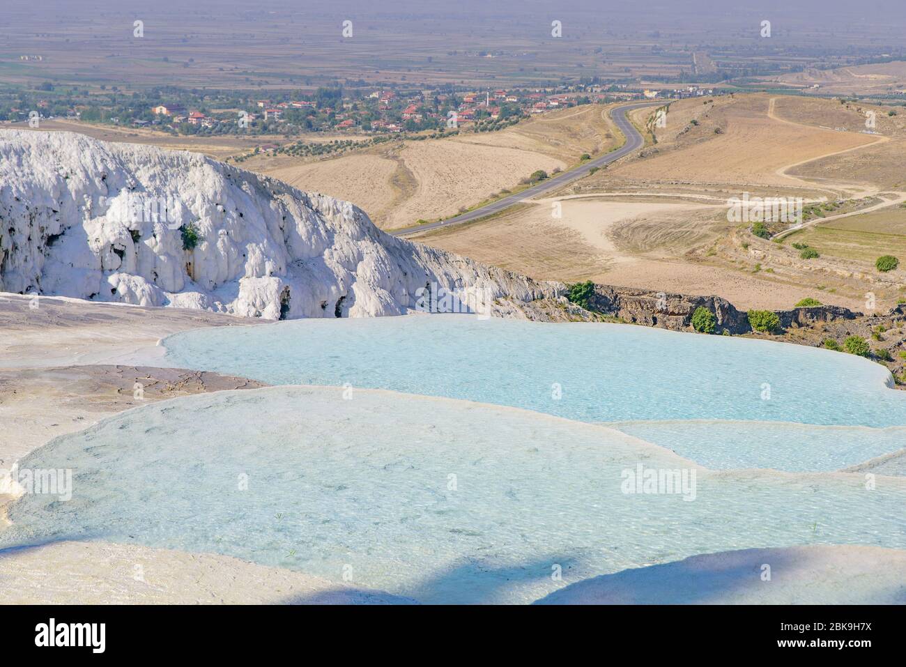 Formazioni di terrazza in travertino e piscine a Pamukkale (castello di cotone), Denizli, Turchia Foto Stock