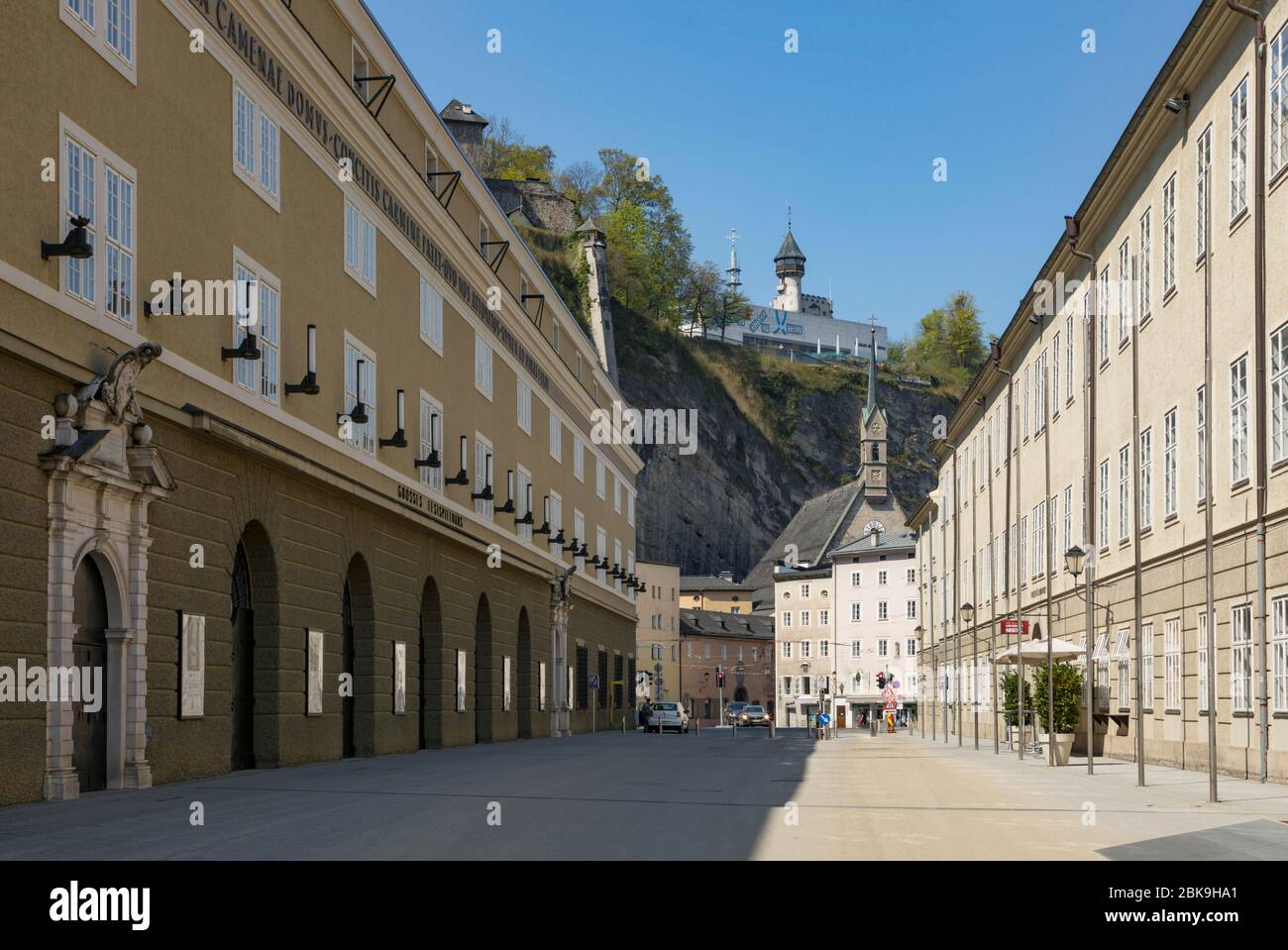 Luoghi vacanti a causa della pandemia del coronavirus, Hofstallgasse con il grande teatro del festival e la chiesa dell'ospedale di San Blasio, Salisburgo, Austria Foto Stock