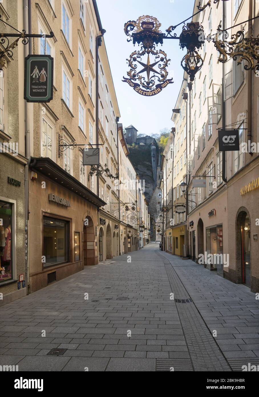 Luoghi vacanti a causa della pandemia di coronavirus, Getreidegasse con Buergerspitalskirche, Salisburgo, Austria Foto Stock