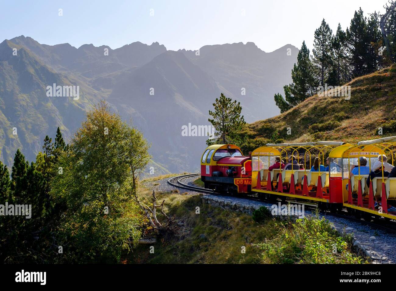 Treno, Petit train d'Artouste, sopra la valle vallee d'Ossau, Vallee du Soussoueou, Laruns, Pirenei, Dipartimento Pyrenees-Atlantici, Regione Foto Stock Treno, Petit train d'Artouste, sopra la valle vallee d'Ossau, Vallee du Soussoueou, Laruns, Pirenei, Dipartimento Pyrenees-Atlantici, Regione Foto Stock