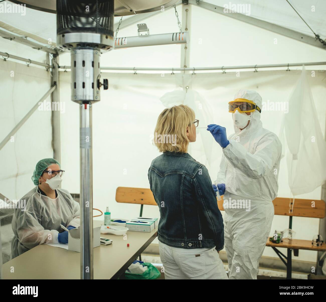 Il dottor Strassmueller prova uno dei suoi dipendenti su sua richiesta nella tenda test di Corona sul parcheggio di fronte alla sua pratica medica, Gmund Foto Stock