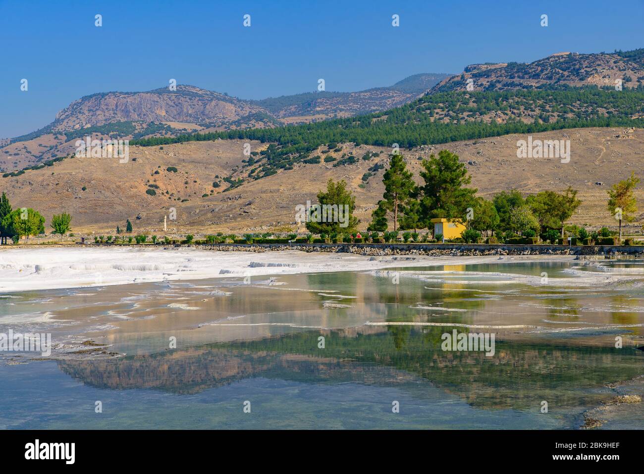 Formazioni di terrazza in travertino e piscine a Pamukkale (castello di cotone), Denizli, Turchia Foto Stock