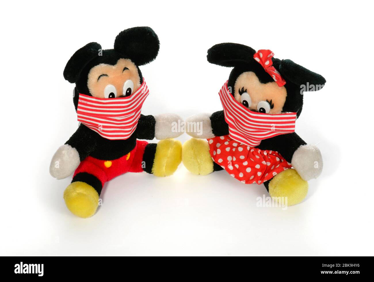 Immagine simbolo, società di intrattenimento Disney in crisi, Micky e Minnie con maschere facciali, toccandosi l'un l'altro, Corona crisi, Germania Foto Stock