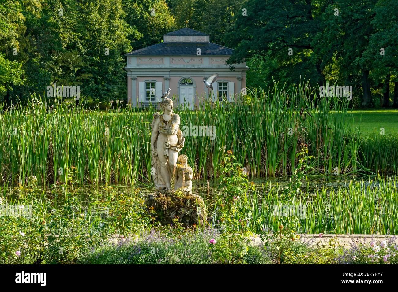 Stagno con scultura della dea d'amore Venere con due colombe di fronte al padiglione cinese, tè casa, parco del castello barocco Fasanerie, Eichenzell Foto Stock