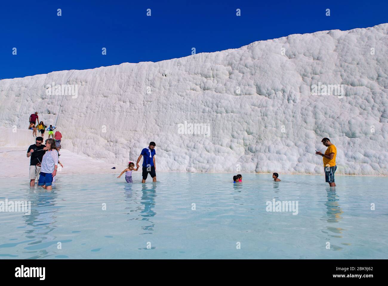 Turisti che godono le piscine a Pamukkale (castello di cotone), Denizli, Turchia Foto Stock