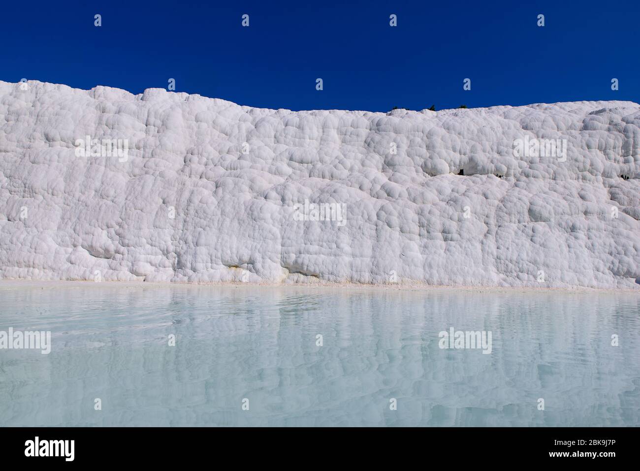 Formazioni di terrazza in travertino e piscine a Pamukkale (castello di cotone), Denizli, Turchia Foto Stock