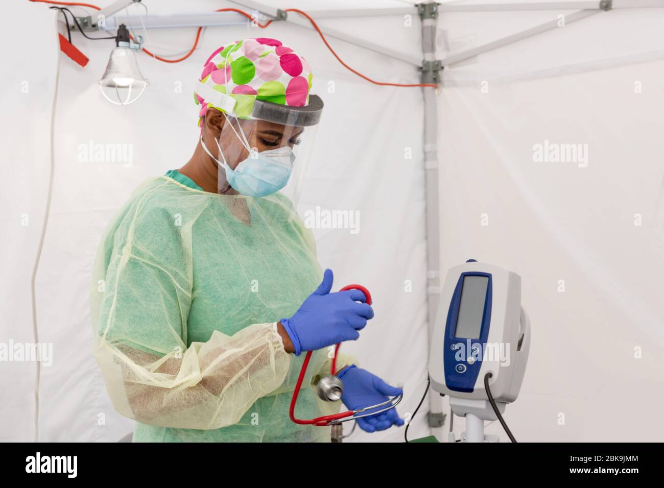 Gli operatori sanitari testano CoVid19 e discutono dell'antidoto e dei test in una tenda sterile a turni durante l'epidemia globale. Foto Stock