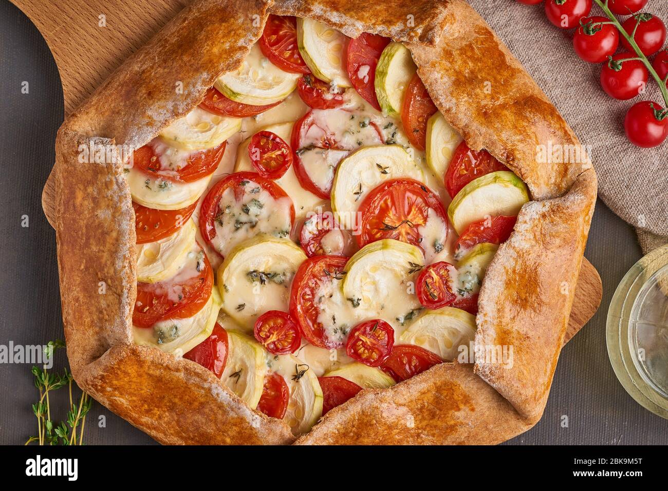 Galette fatta in casa con verdure, torta integrale con pomodori, zucchine, formaggio Foto Stock