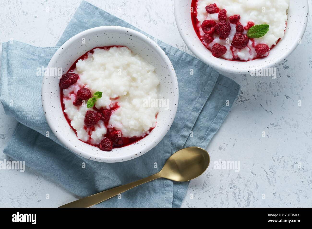 Budino di riso. Lungo banner, Vegan Coconut dieta colazione con latte di cocco, lampone Foto Stock