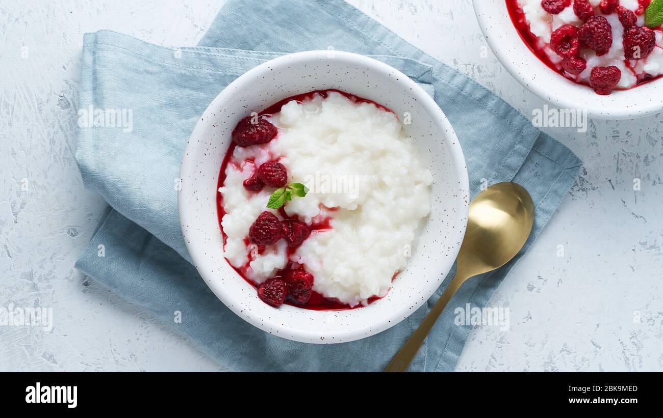 Budino di riso. Lungo banner, Vegan Coconut dieta colazione con latte di cocco, lampone Foto Stock