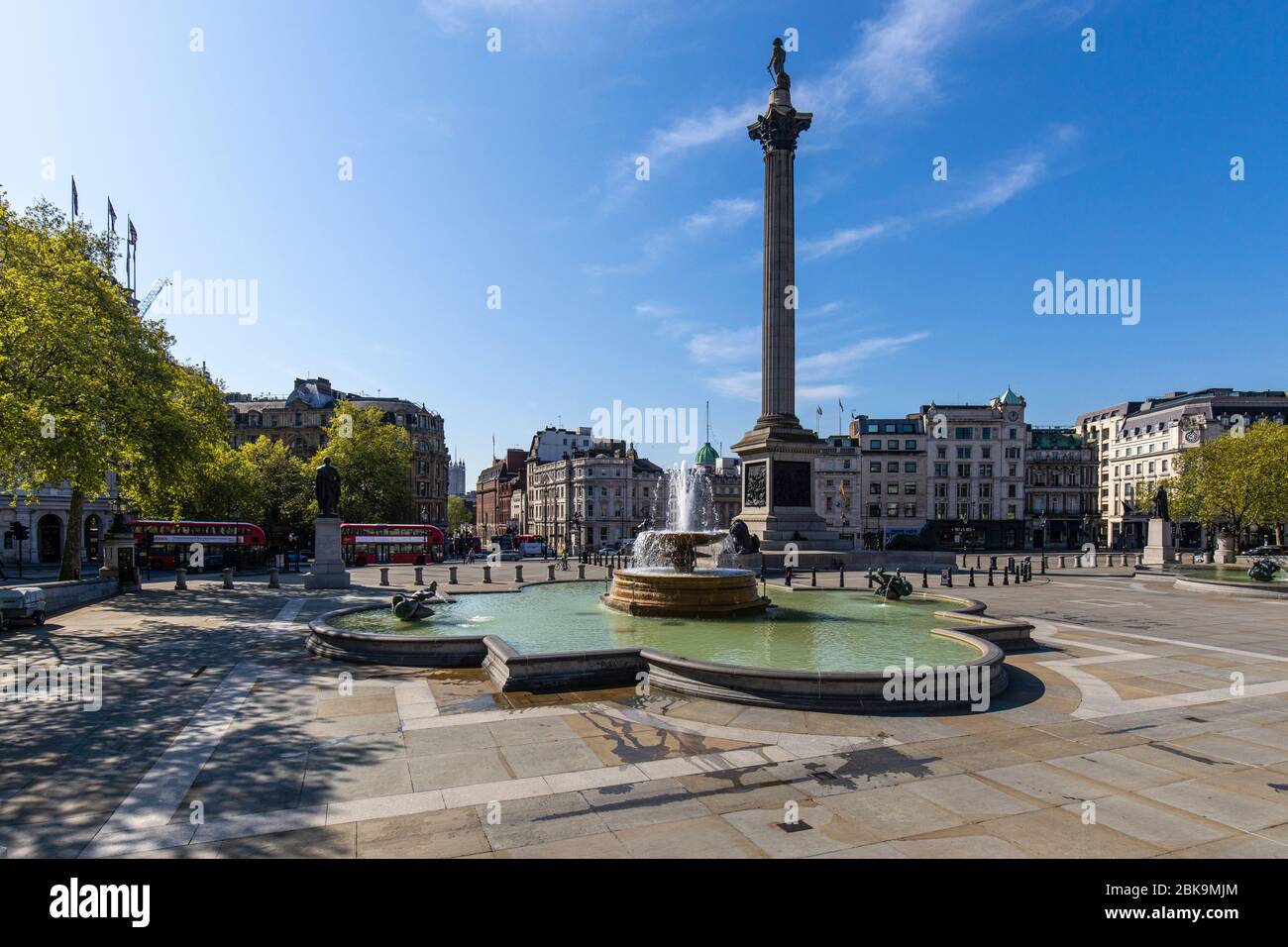 Lockdown London: Trafalgar Square e la colonna di Nelson, praticamente priva di persone. Foto Stock