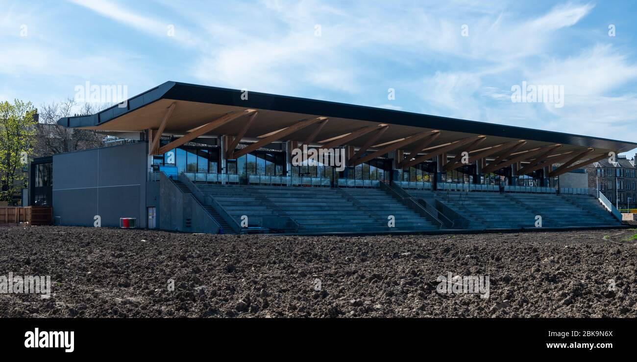 Lavori sul nuovo stand all'Edinburgh Academicals Sports Ground in via di completamento, ma sospesi durante il blocco dei coronavirus - Edimburgo, Scozia, Regno Unito Foto Stock
