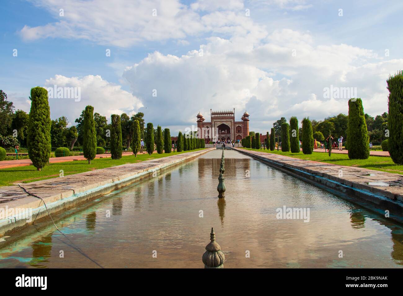 Darwaza i Rauza con la natura bella con il fiume e la nuvola, Agra, Uttar Pradesh, India Foto Stock