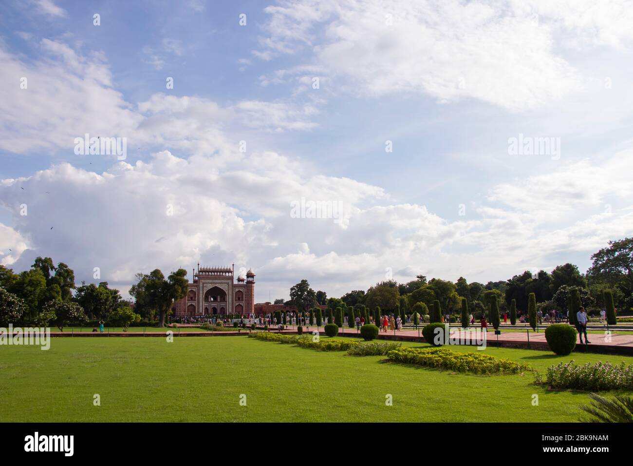 Darwaza i Rauza con bella erba e nube la sua porta di Taj Mahal Agra, Uttar Pradesh, India Foto Stock