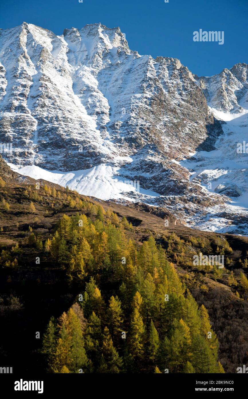Bergkulisse an einem klaren Herbsttag im hinteren Lötschental, Wallis Foto Stock