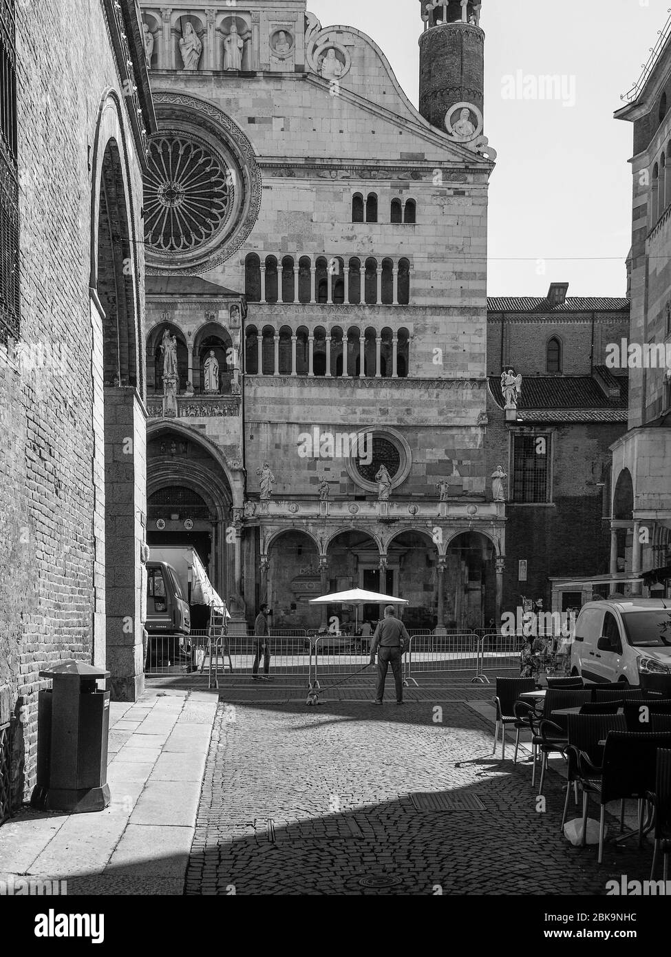 Cremona, Lombardia, Italia - 12 maggio 2020 - Nuova fase di sperimentazione del mercato alimentare all'aperto nel centro della città di Cremona, Lombardia ha interessato il covid re Foto Stock