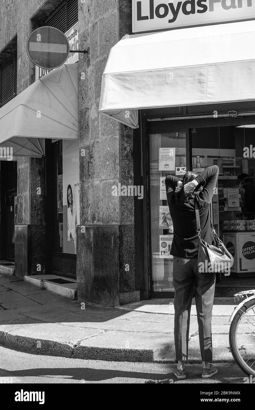 Cremona, Lombardia, Italia - 2020 maggio le persone si accodano fuori dalla farmacia Lloyds , le persone si sono messe in coda per entrare una volta per volta, in quanto si applicano nuove regole Foto Stock