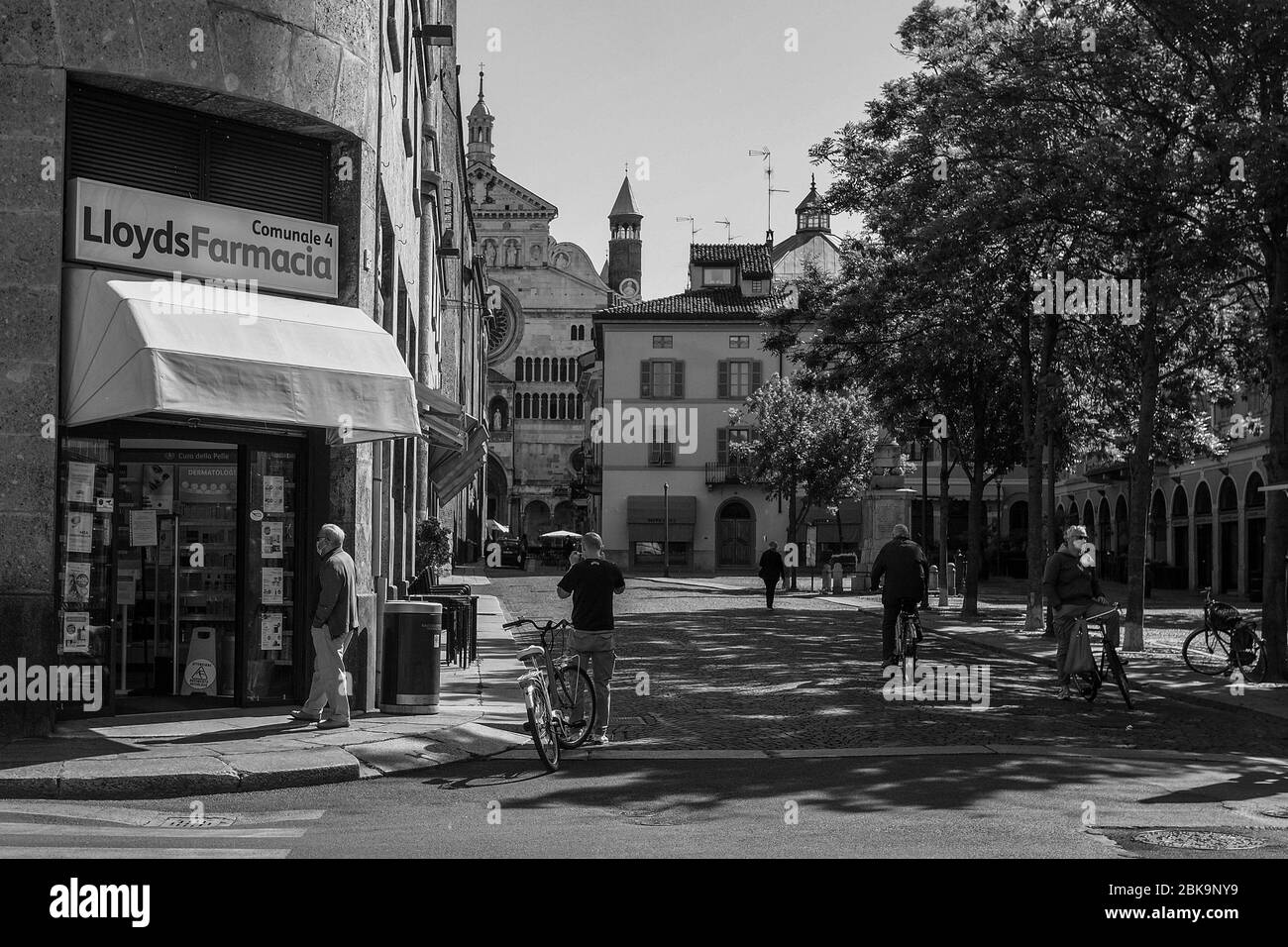 Cremona, Lombardia, Italia - 2020 maggio le persone si accodano fuori dalla farmacia Lloyds , le persone si sono messe in coda per entrare una volta per volta, in quanto si applicano nuove regole Foto Stock