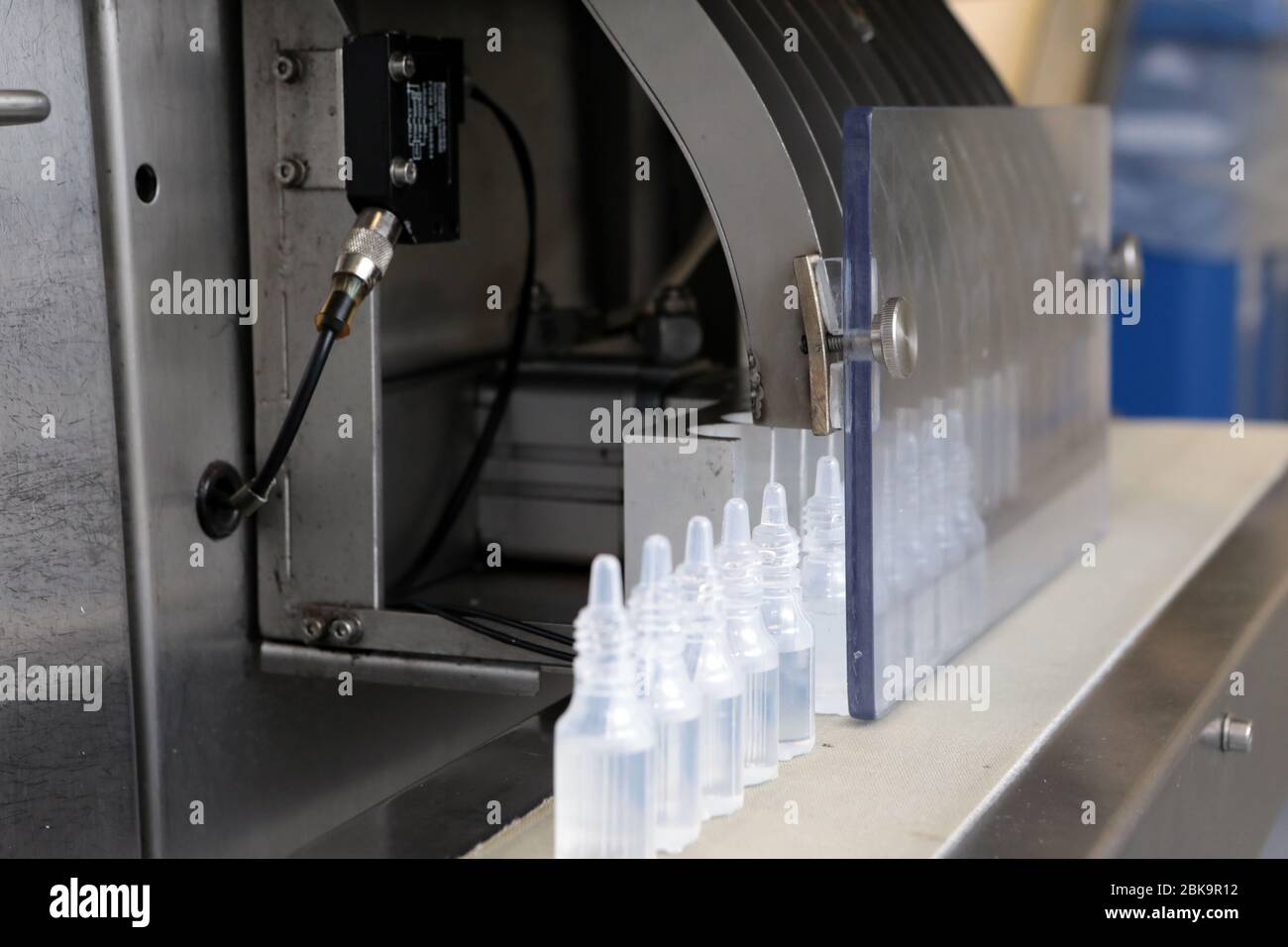 Nastro automatico per creare il confezionamento e il riempimento dei medicinali. Riempitrice e sigillatrice di fiale, attrezzature per l'industria farmaceutica. Foto Stock