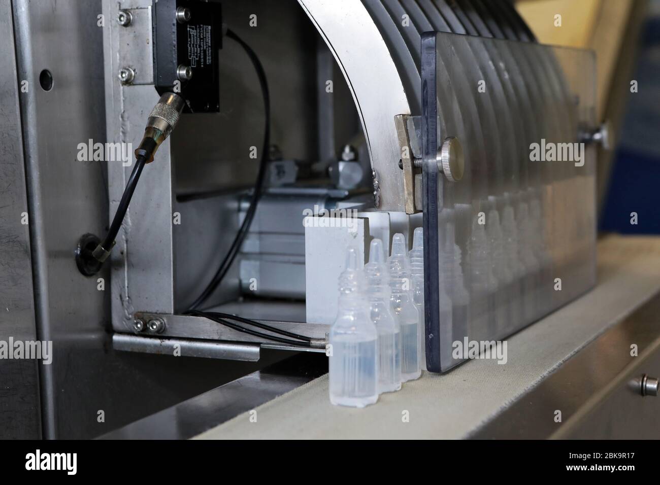 Nastro automatico per creare il confezionamento e il riempimento dei medicinali. Riempitrice e sigillatrice di fiale, attrezzature per l'industria farmaceutica. Foto Stock