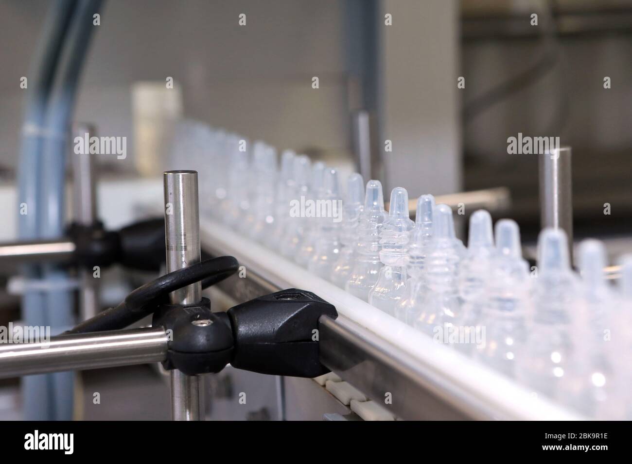 Nastro automatico per creare il confezionamento e il riempimento dei medicinali. Riempitrice e sigillatrice di fiale, attrezzature per l'industria farmaceutica. Foto Stock