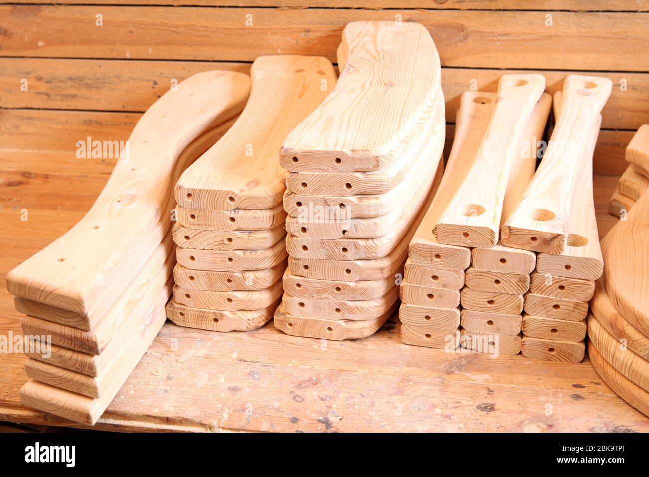 Grandi alberi per la produzione di mobili. Produzione di sedie in officina. Poltrona fatta a mano per la produzione del legno. Foto Stock