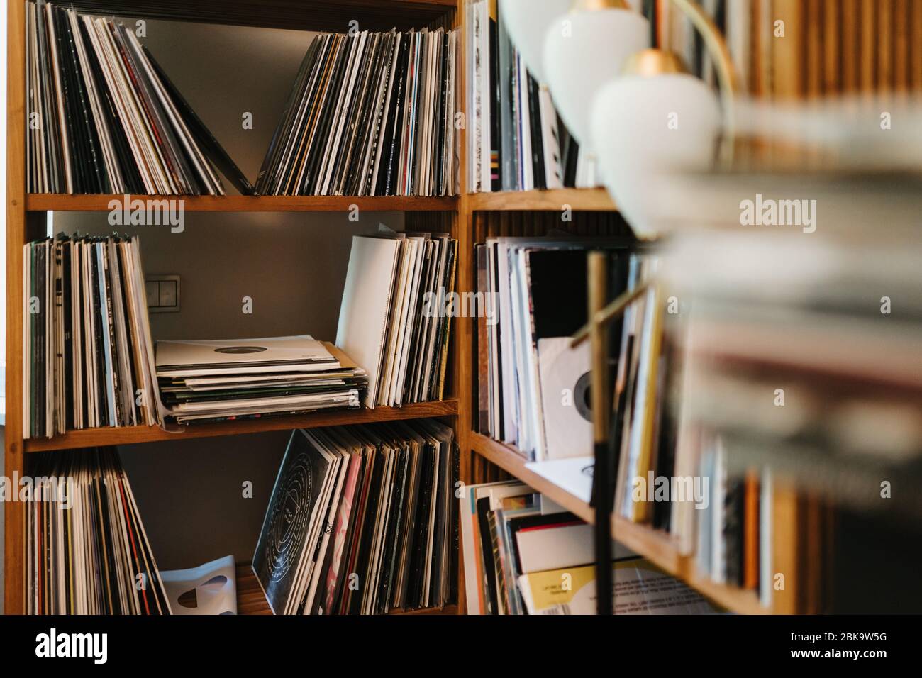 foto di una biblioteca di vinile con una lampada Foto Stock